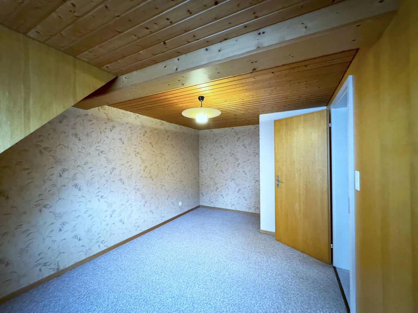 Piccolo appartamento mansardato di 2,0 locali nel centro storico, praticamente in riva al lago (250m) - Foto 8 di 12