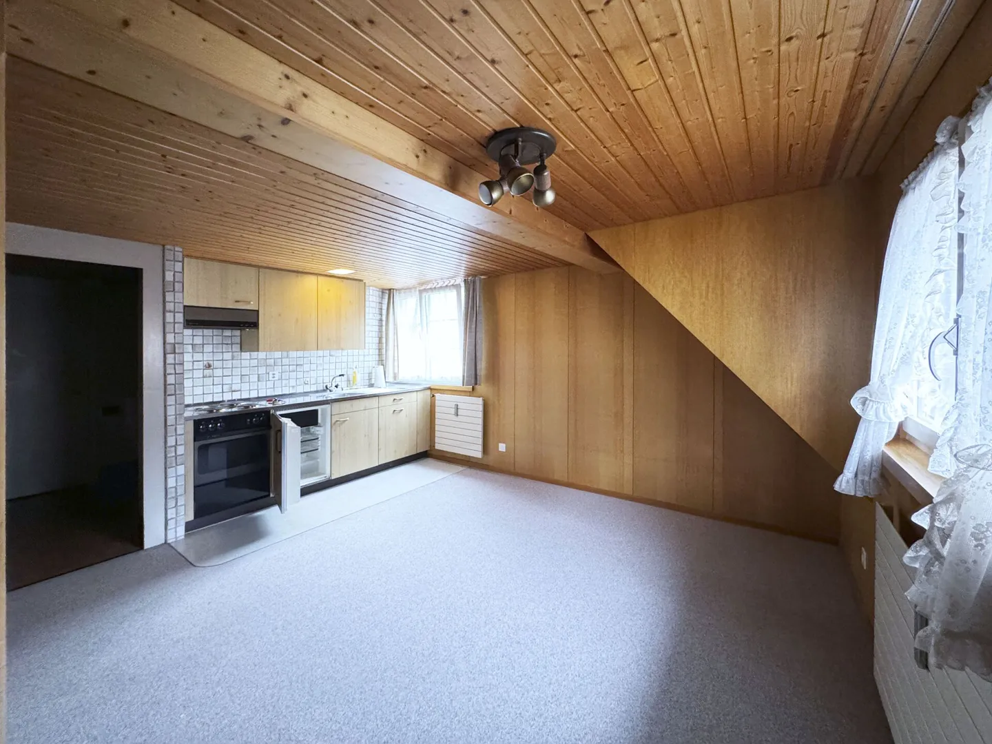 Piccolo appartamento mansardato di 2,0 locali nel centro storico, praticamente in riva al lago (250m) - Foto 11 di 12