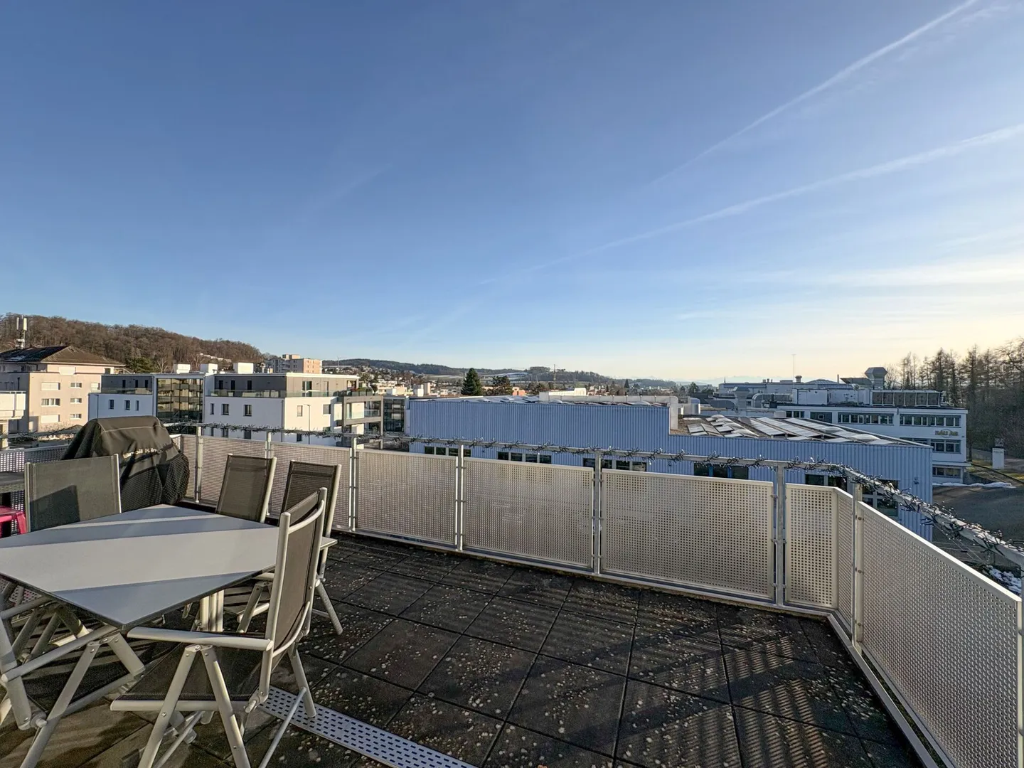 3.5-room penthouse apartment with balcony and panoramic view - Photo 5 of 7