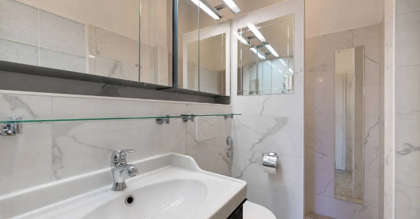 Un appartement de charme dans un ancien palace de la Riviera - Foto 3 di 4
