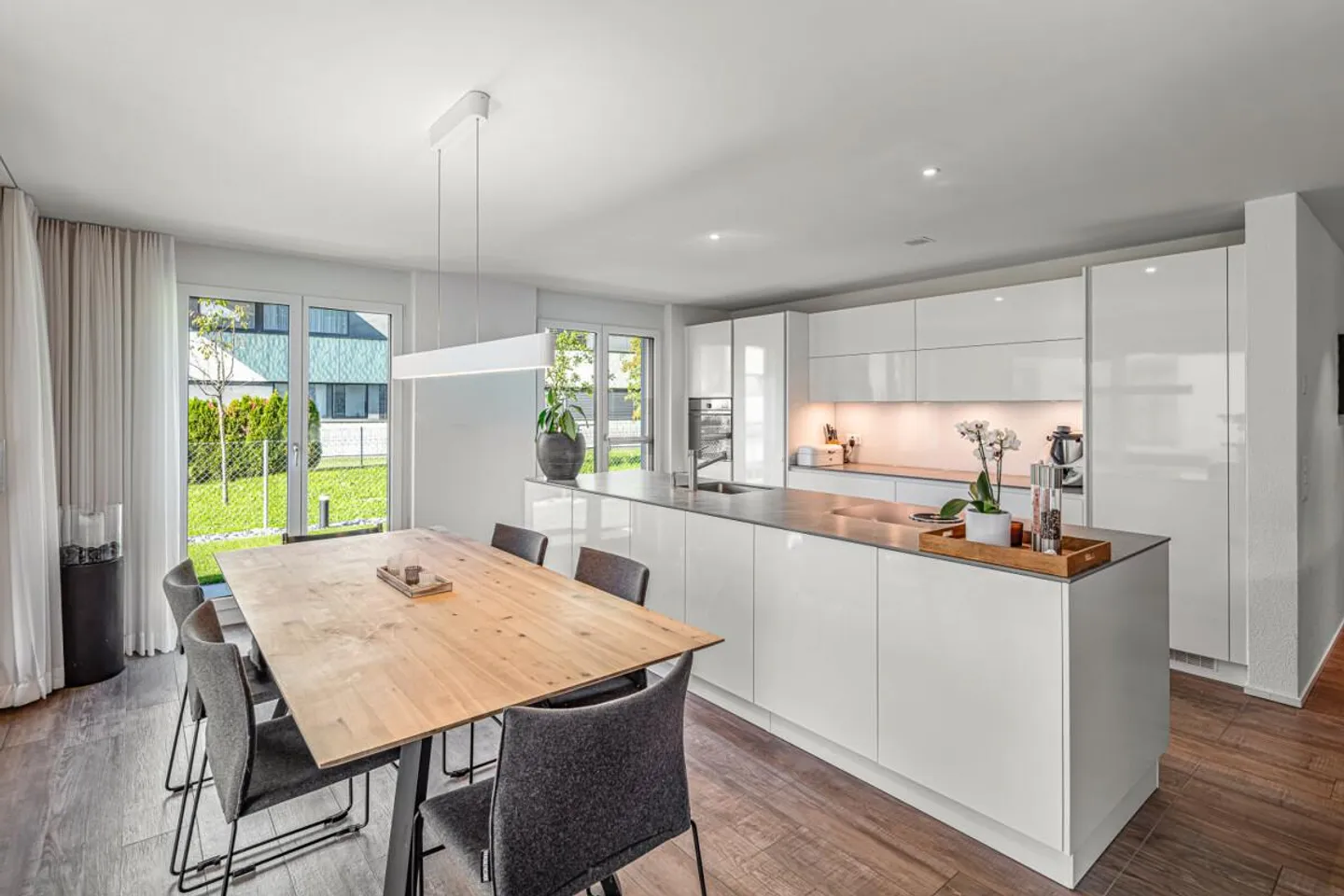 Light-flooded 5½-room apartment with idyllic garden oasis - Photo 6 of 13