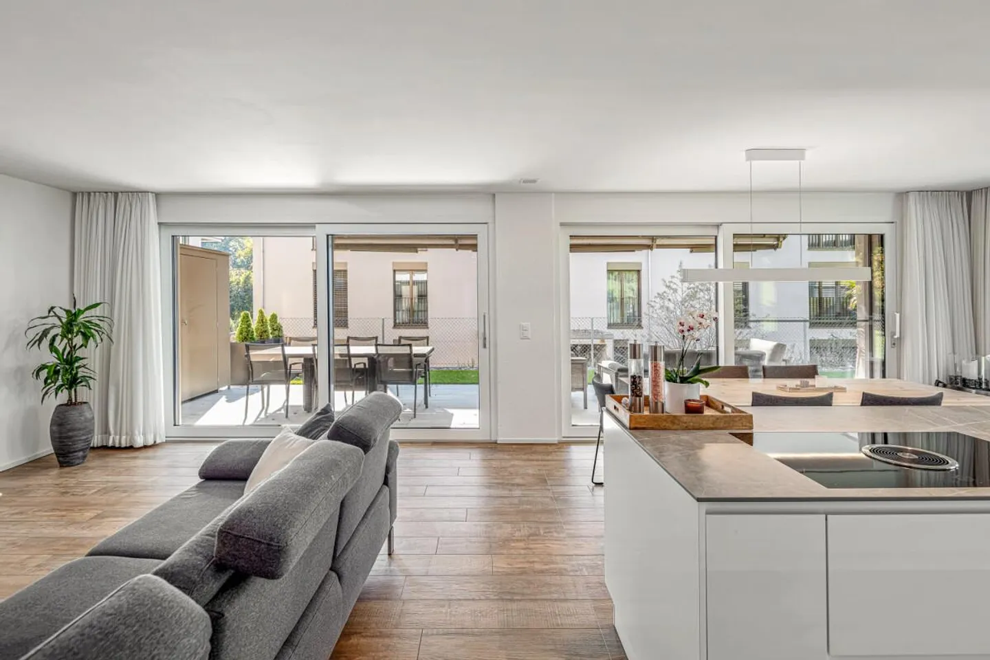 Light-flooded 5½-room apartment with idyllic garden oasis - Photo 7 of 13