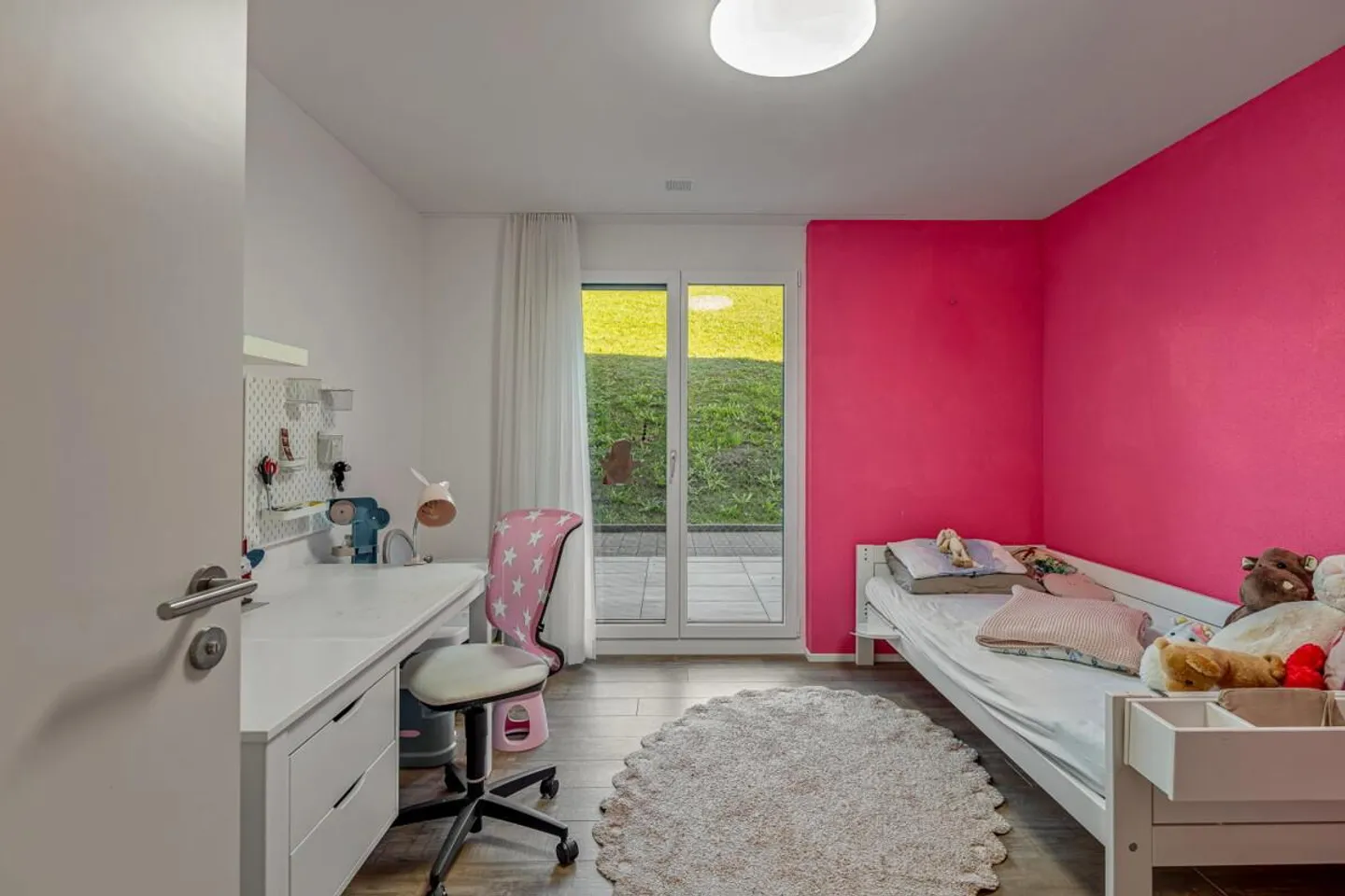 Light-flooded 5½-room apartment with idyllic garden oasis - Photo 8 of 13
