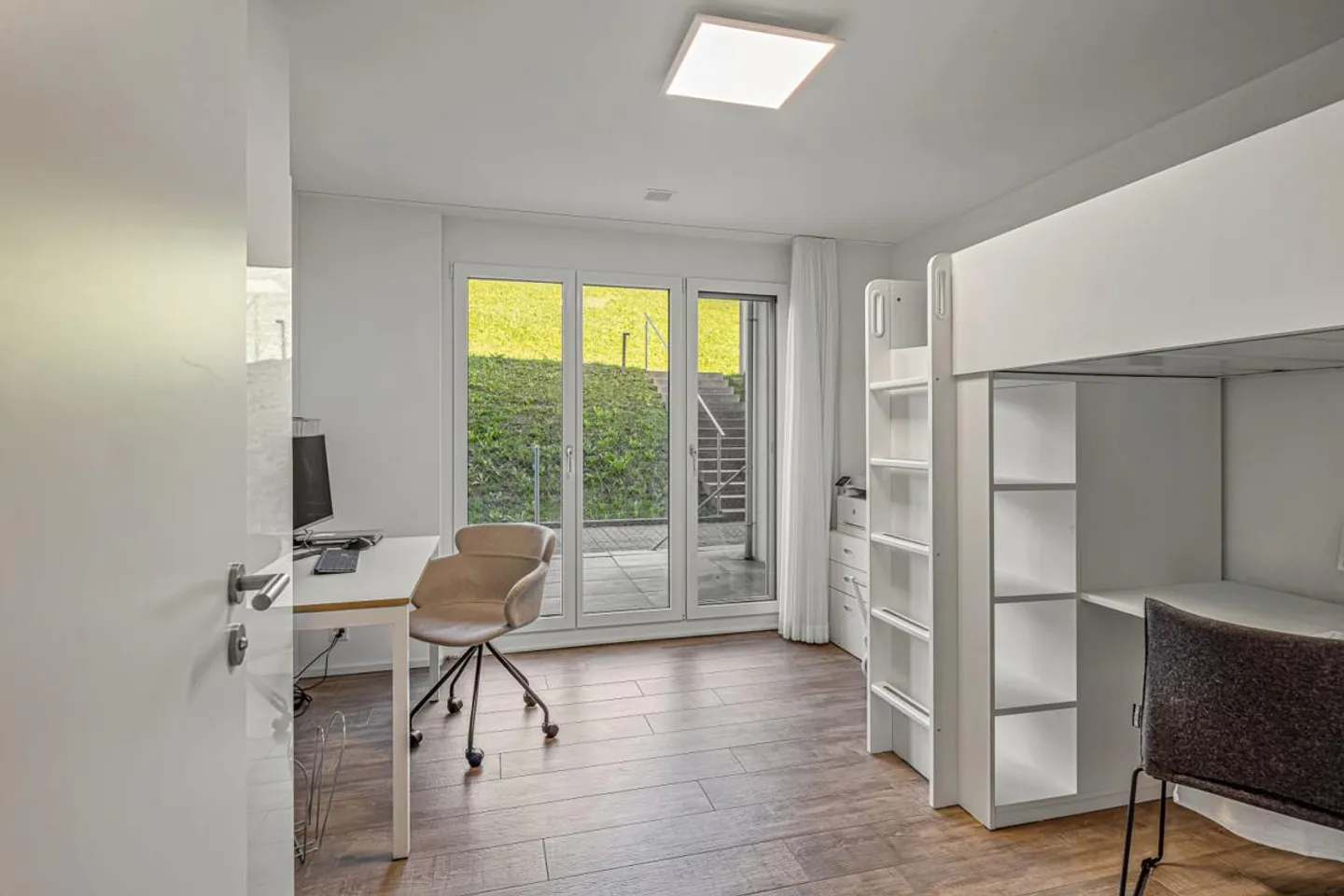 Light-flooded 5½-room apartment with idyllic garden oasis - Photo 11 of 13