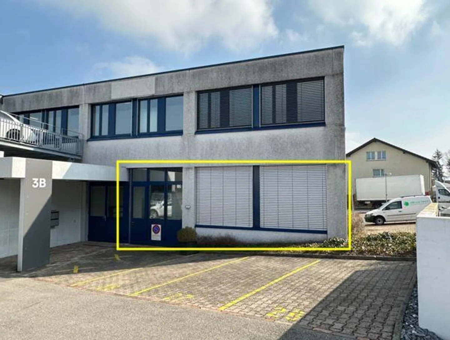 Gewerbe- und Lagerraum im Erdgeschoss, 119 m2 mit Falttor - Foto 2 von 4