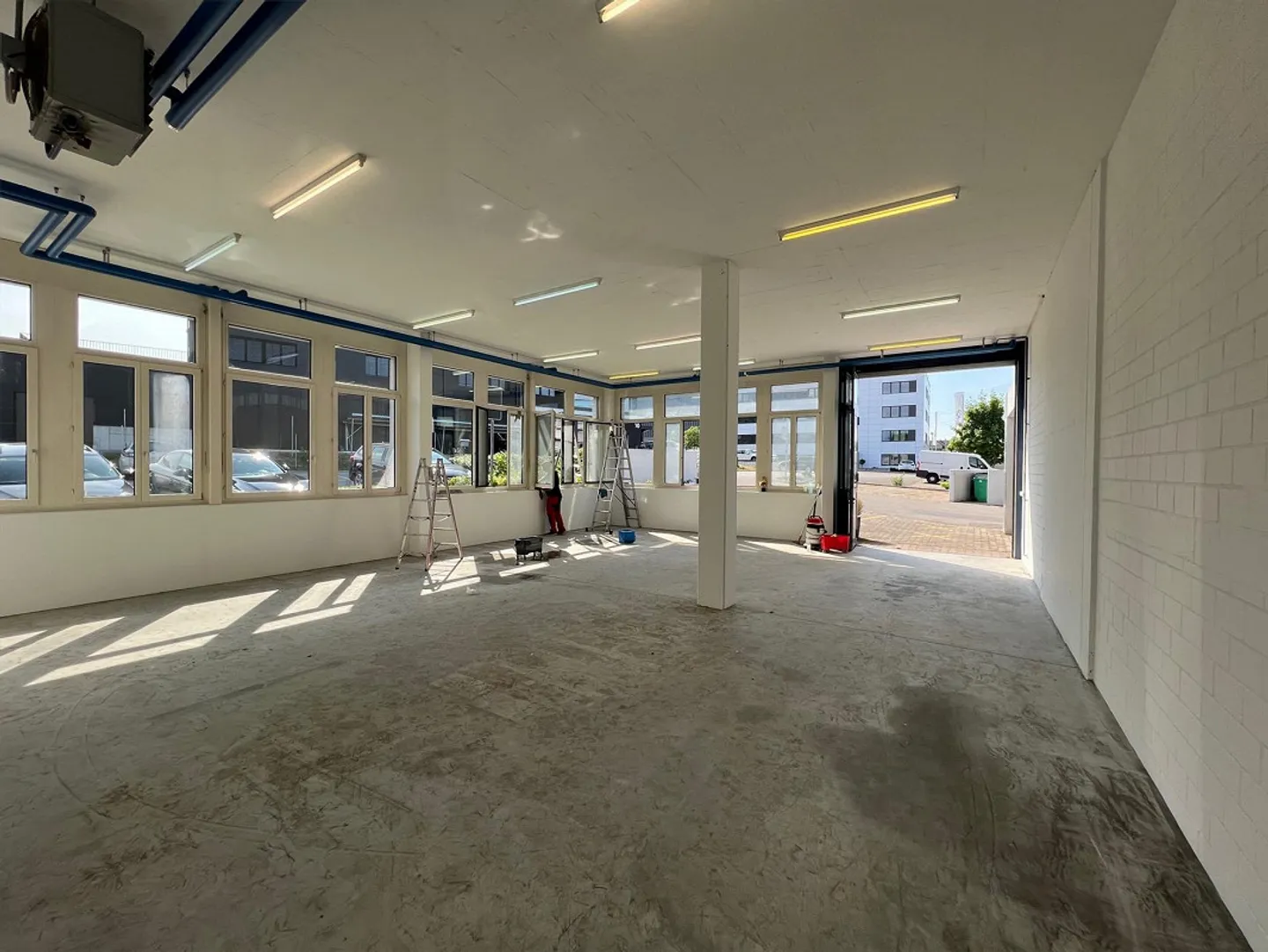 Gewerbe- und Lagerraum im Erdgeschoss, 119 m2 mit Falttor - Foto 3 von 4