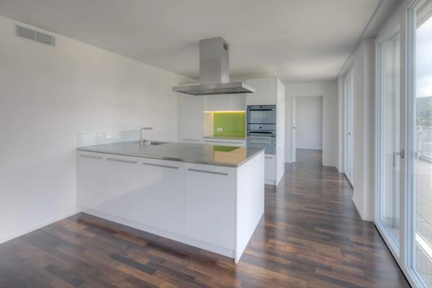 Modern Apartment with Terrace - Photo 5 of 12