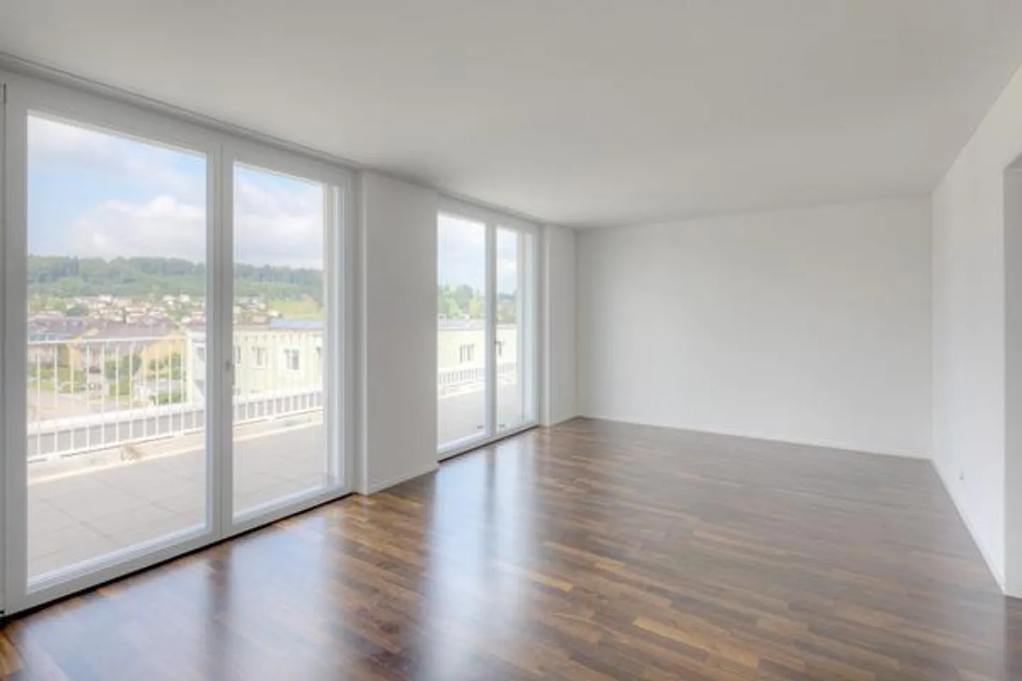 Modern Apartment with Terrace - Photo 4 of 12