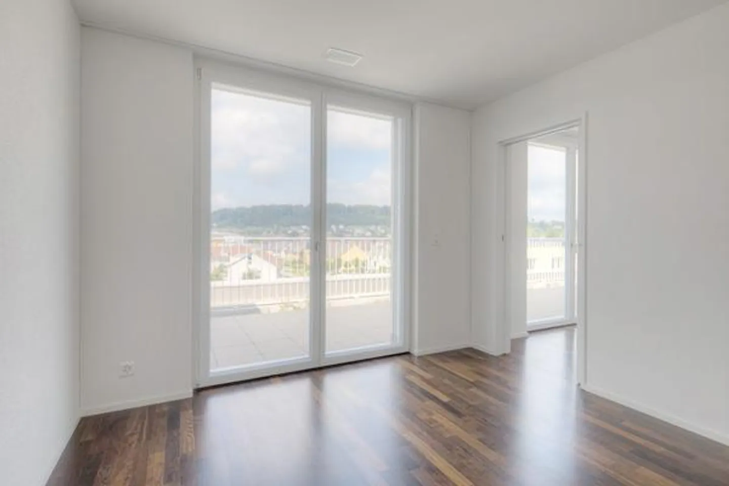 Modern Apartment with Terrace - Photo 8 of 12