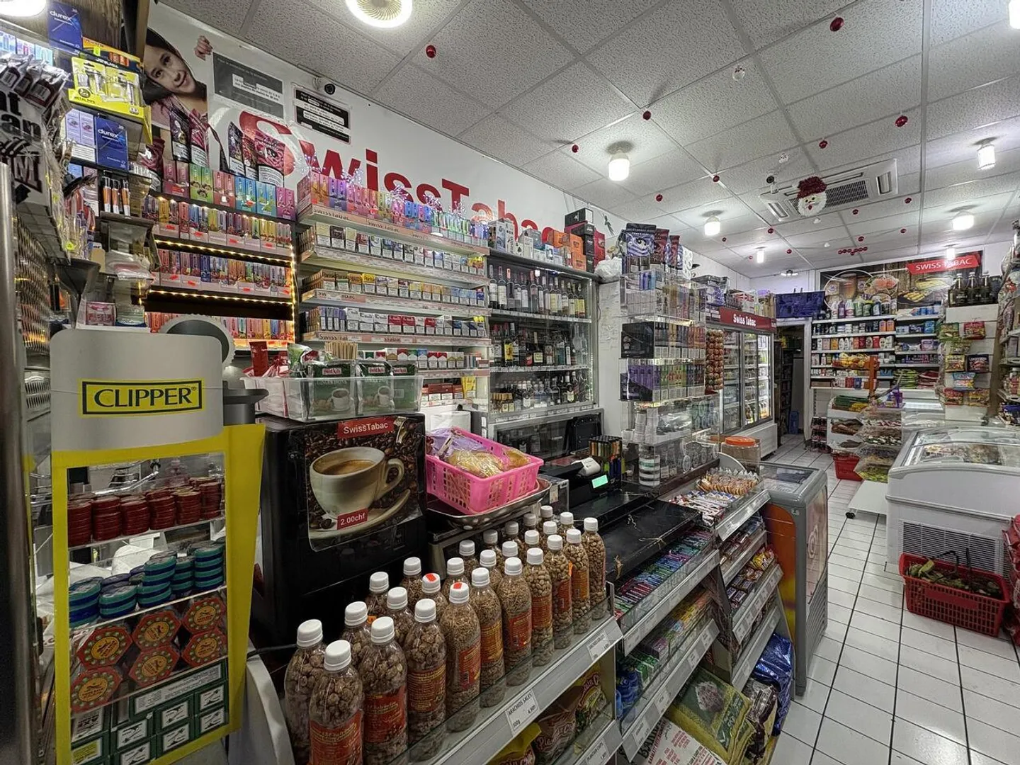 NEGOZIO DI GENERI ALIMENTARI IN UNA STRADA TRAFFICATA - Foto 1 di 4