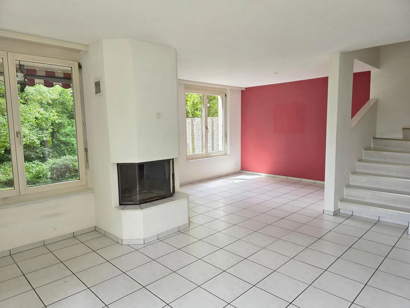 Maison jumelée de 5,5 pièces avec une disposition des pièces bien pensée - Photo 5 sur 9
