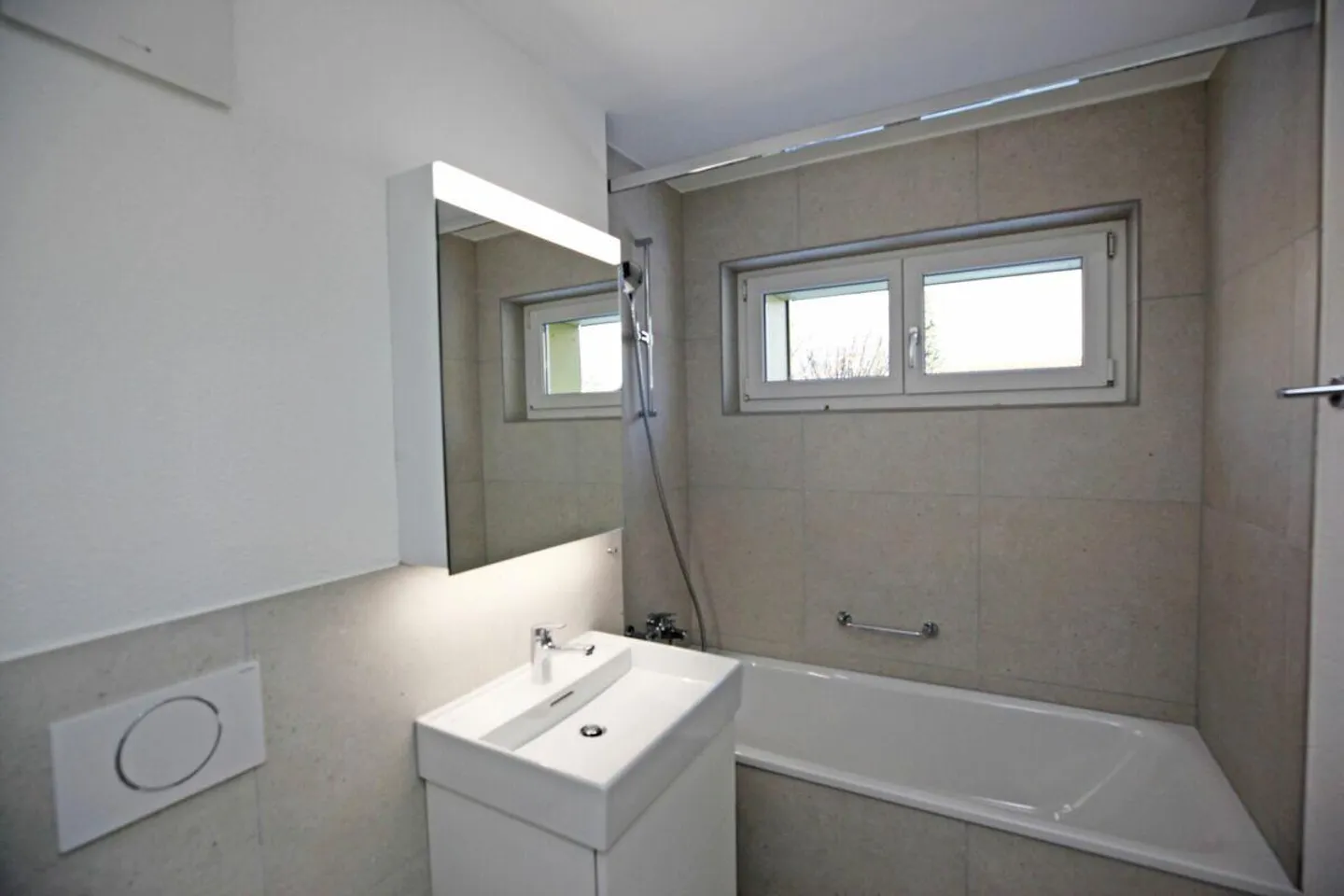 Frisch sanierte 4-Zimmer-Erdgeschosswohnung in Münchenbuchsee - Foto 3 von 7