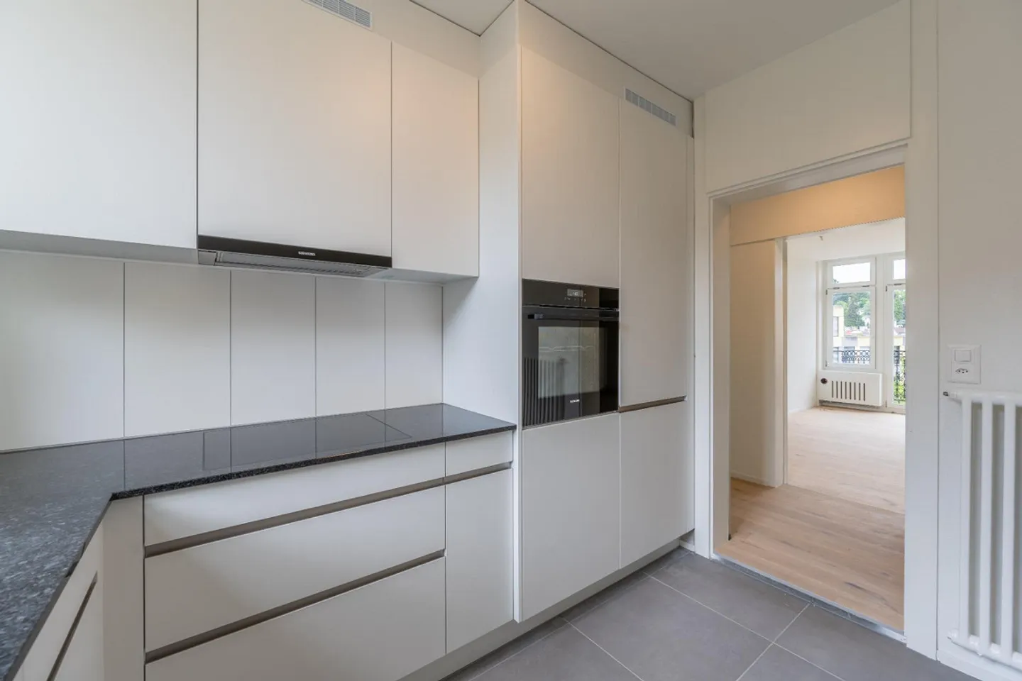 APPARTEMENT 3.5 PIÈCES AVEC BALCON - MODERNE ET RÉFLÉCHI - Photo 1 sur 9