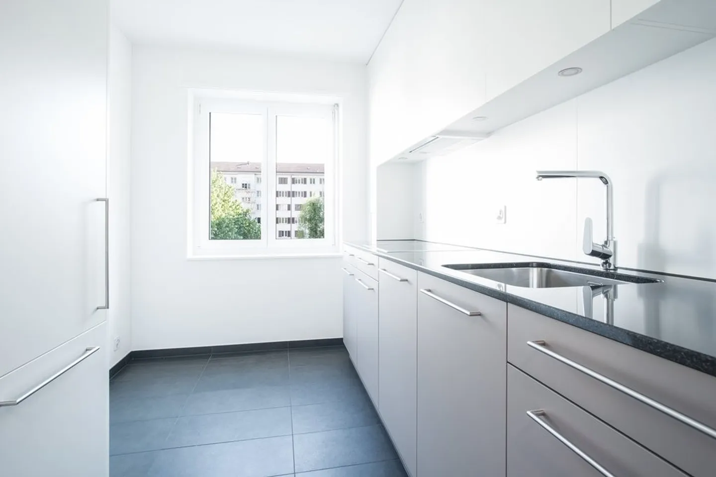 Appartamento moderno con balcone - Foto 2 di 6