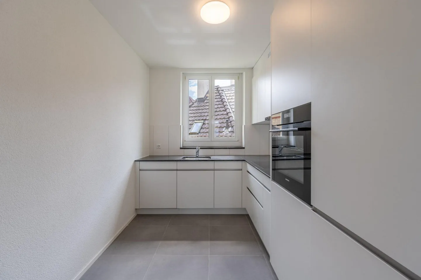 APPARTEMENT 3.5 PIÈCES AVEC BALCON - MODERNE ET RÉFLÉCHI - Photo 2 sur 9