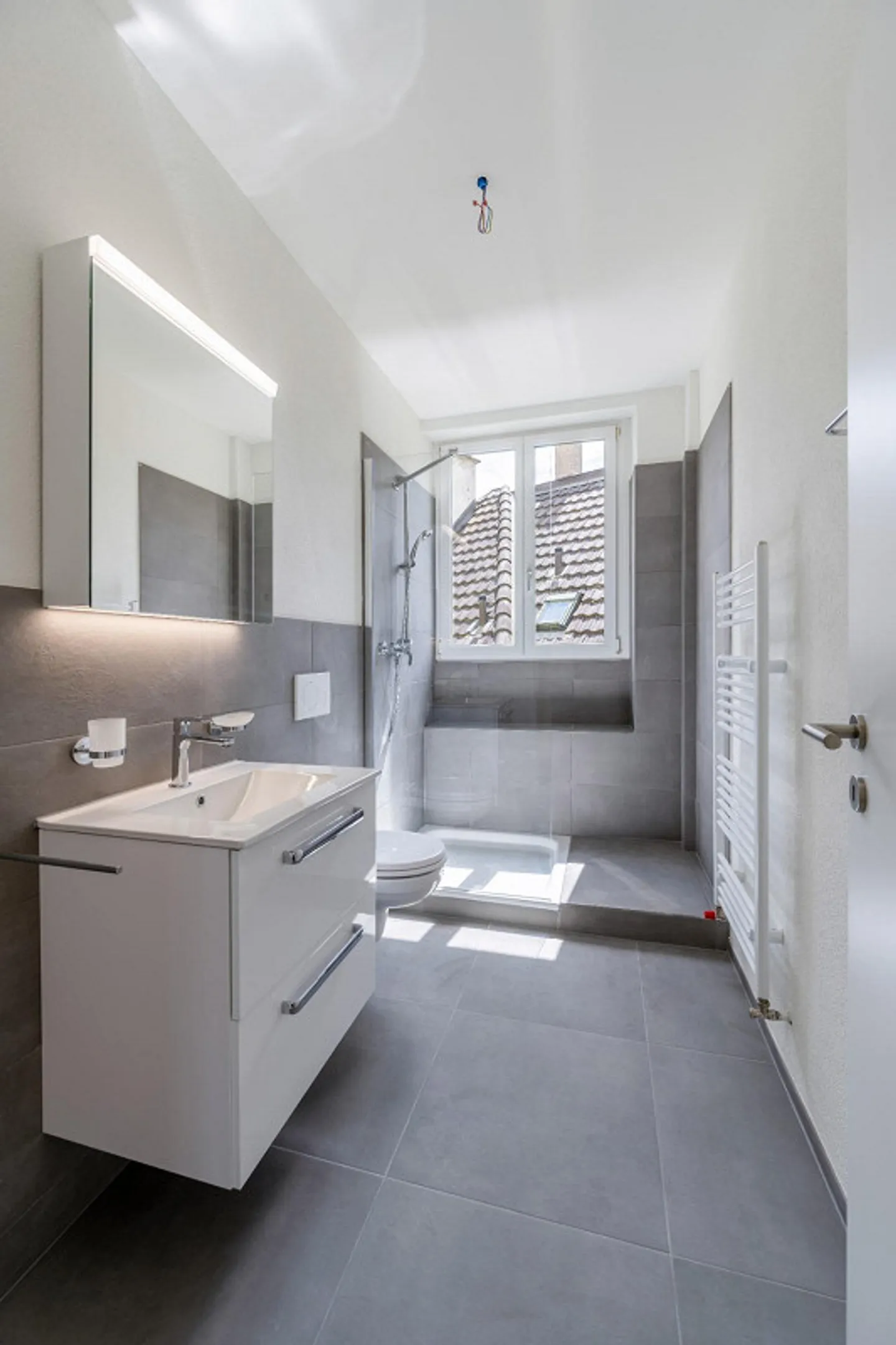 APPARTEMENT 3.5 PIÈCES AVEC BALCON - MODERNE ET RÉFLÉCHI - Photo 3 sur 9