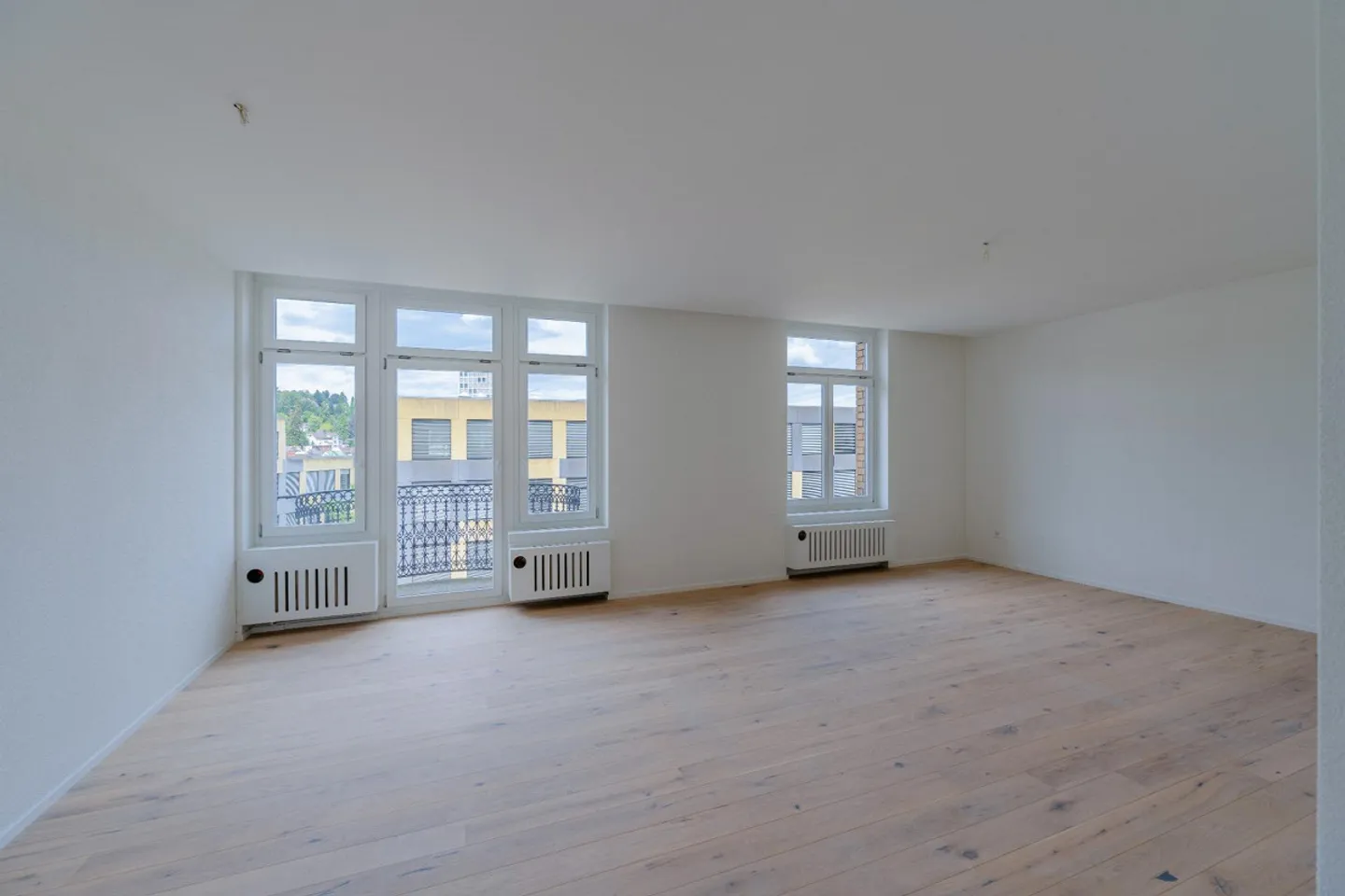 APPARTEMENT 3.5 PIÈCES AVEC BALCON - MODERNE ET RÉFLÉCHI - Photo 4 sur 9