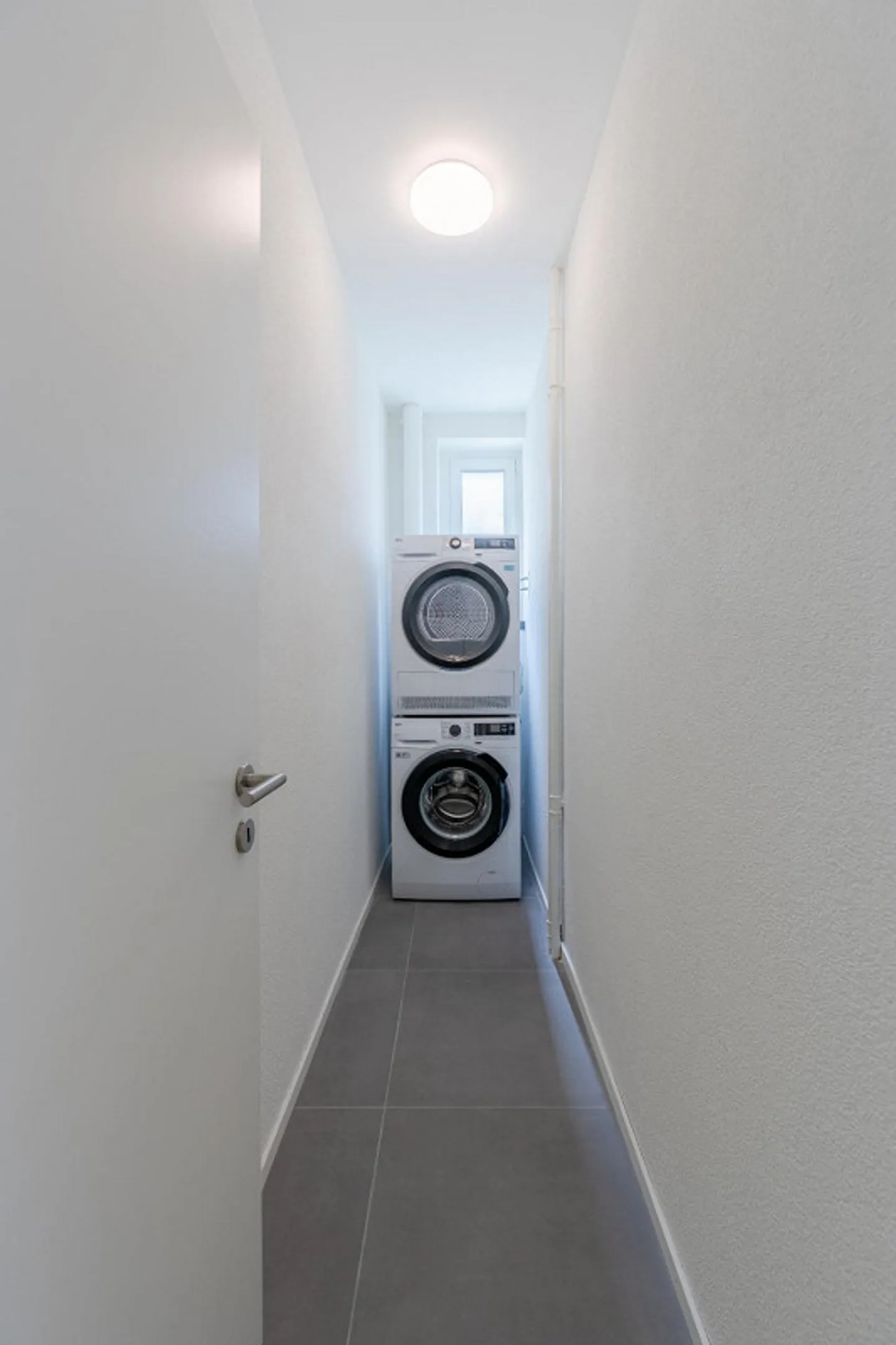 APPARTEMENT 3.5 PIÈCES AVEC BALCON - MODERNE ET RÉFLÉCHI - Photo 8 sur 9