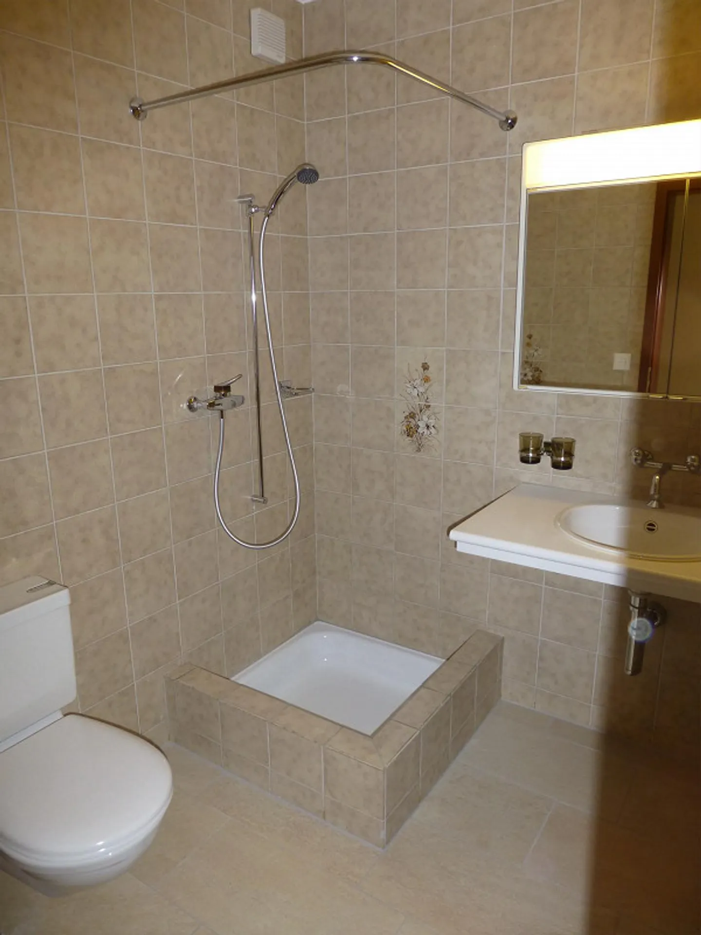 Spacious 4.5-Room Apartment - Photo 3 of 8