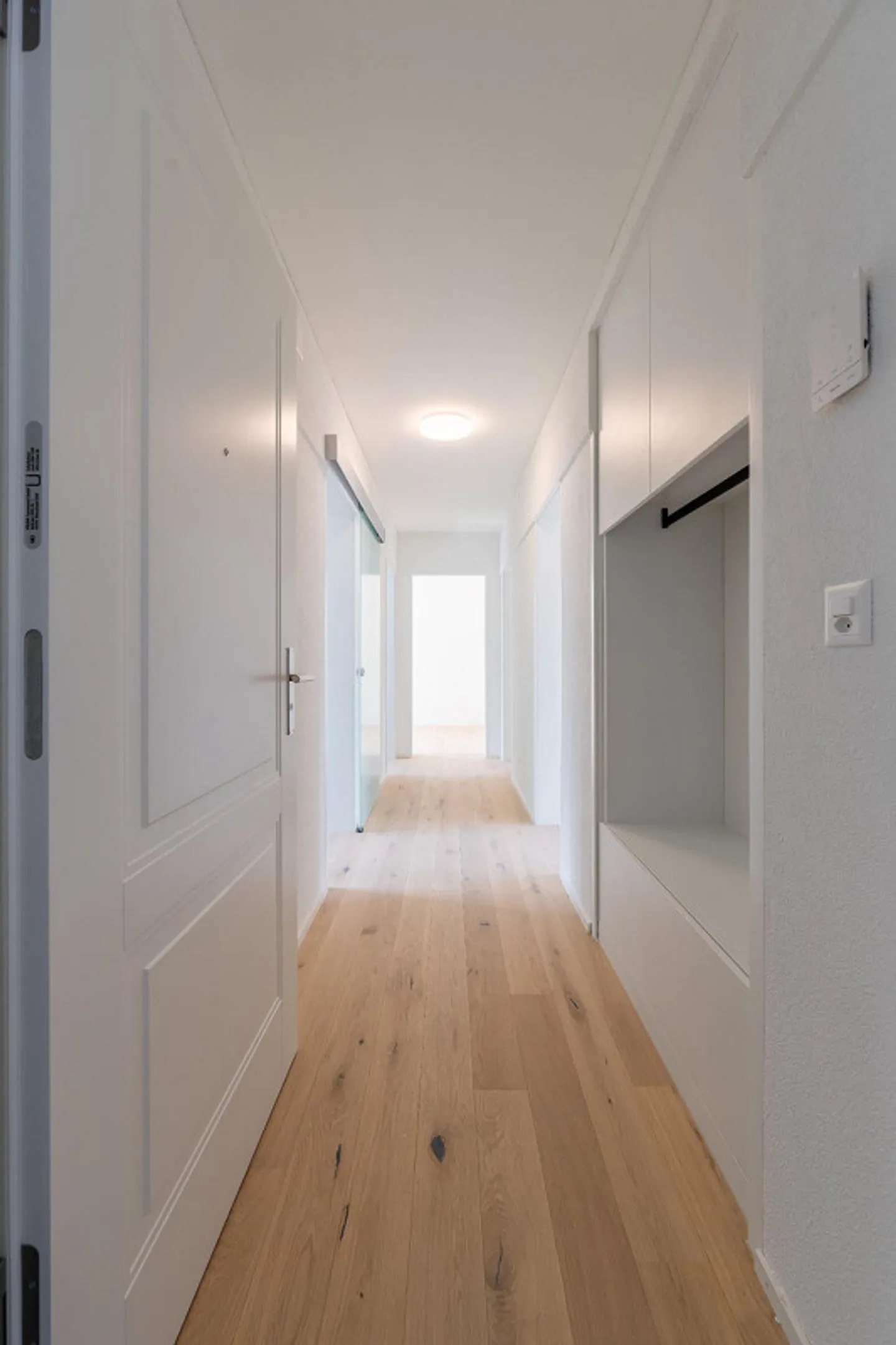 APPARTEMENT 3.5 PIÈCES AVEC BALCON - MODERNE ET RÉFLÉCHI - Photo 7 sur 9