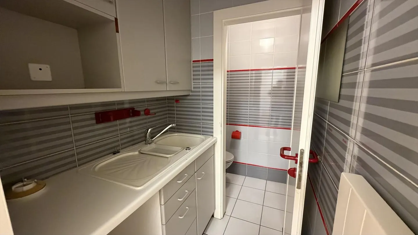 Office space for rent - Photo 7 of 8