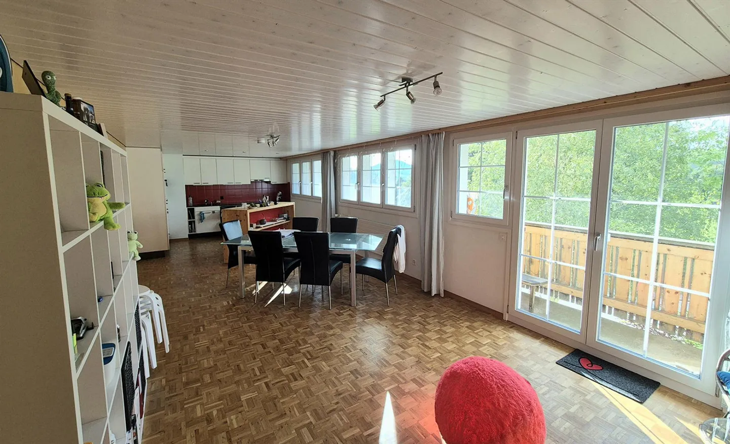 Appartement spacieux de 3,5 pièces avec balcon, coin salon et 2 places de parking - Photo 1 sur 9