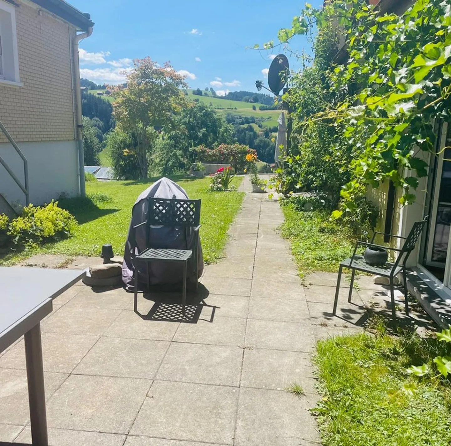 Appartement spacieux de 3,5 pièces avec balcon, coin salon et 2 places de parking - Photo 4 sur 9