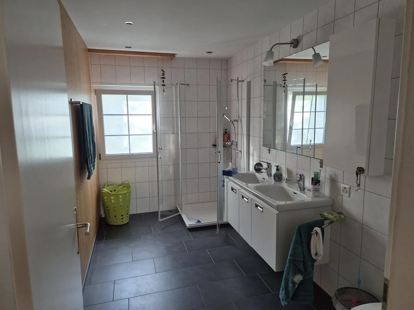 Appartement spacieux de 3,5 pièces avec balcon, coin salon et 2 places de parking - Photo 6 sur 9