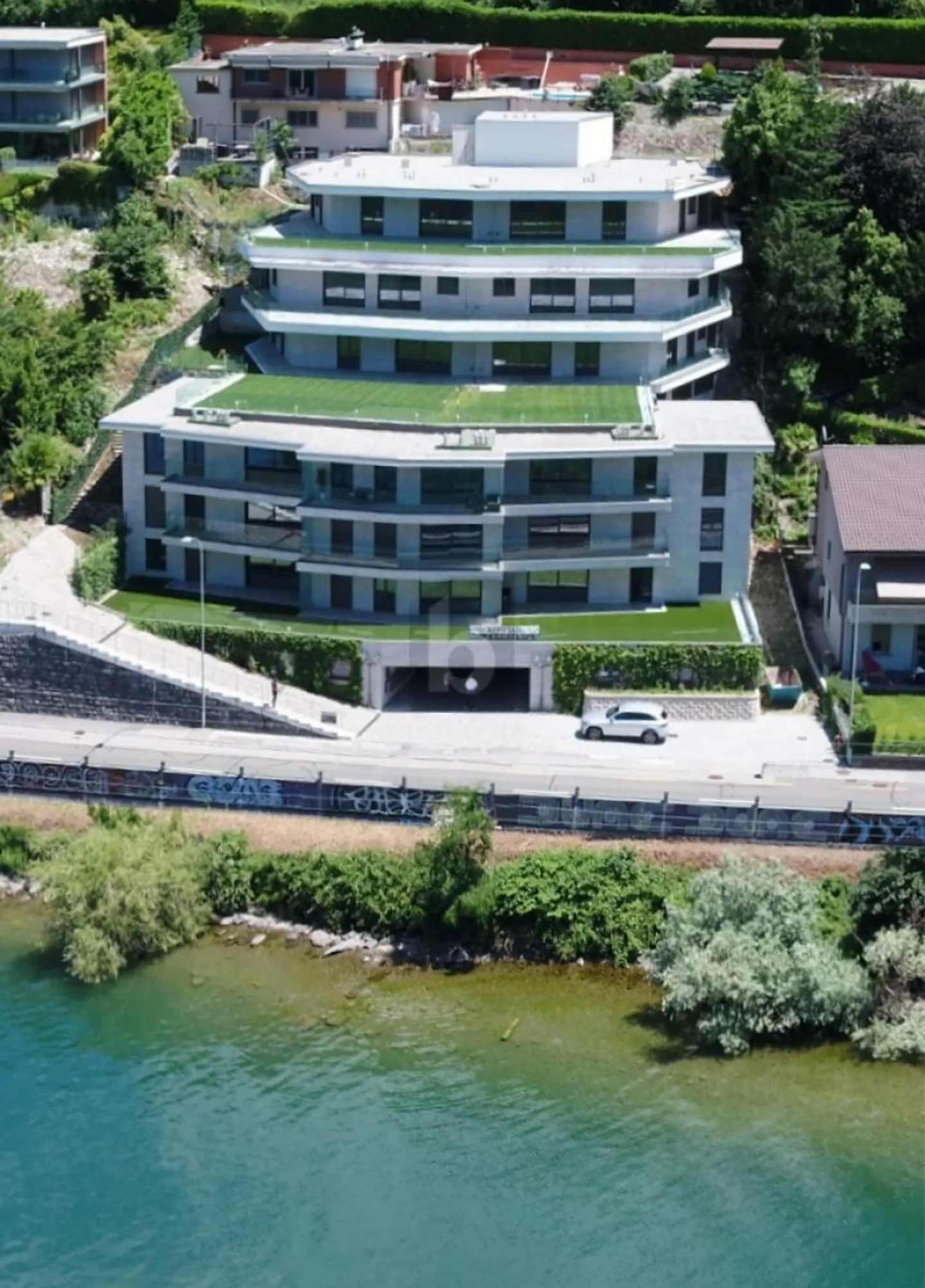MODERN UND GERÄUMIG MIT GROSSEN GARTEN - Foto 1 von 6