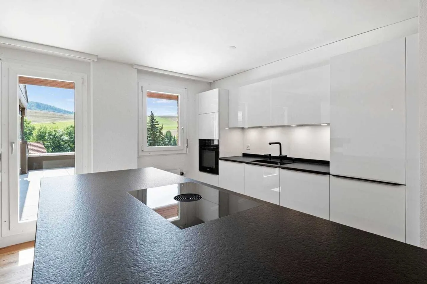 4.5-Room Terrace Apartment with a Wide View in Beggingen - Photo 1 of 13