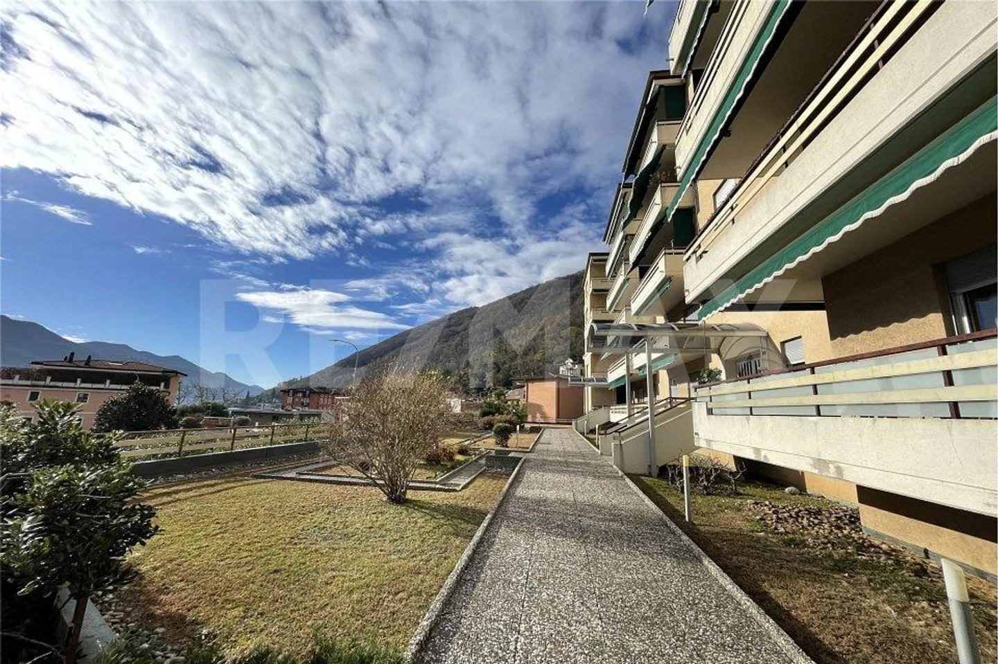 Charming 2.5-room apartment with wonderful lake view - Photo 7 of 12