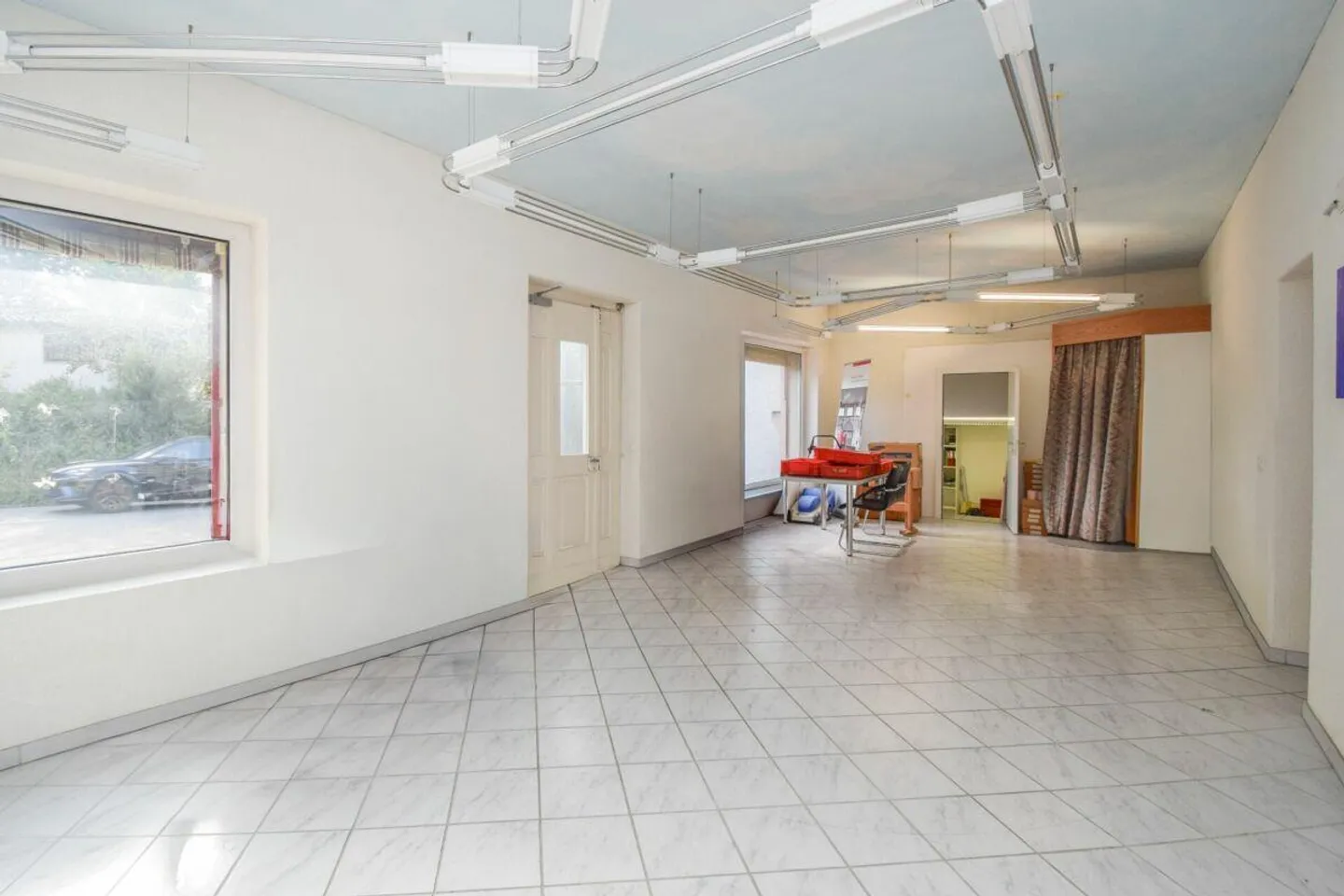 Casa plurifamiliare (ZFH) con ampio spazio commerciale e annessi... - Foto 13 di 14