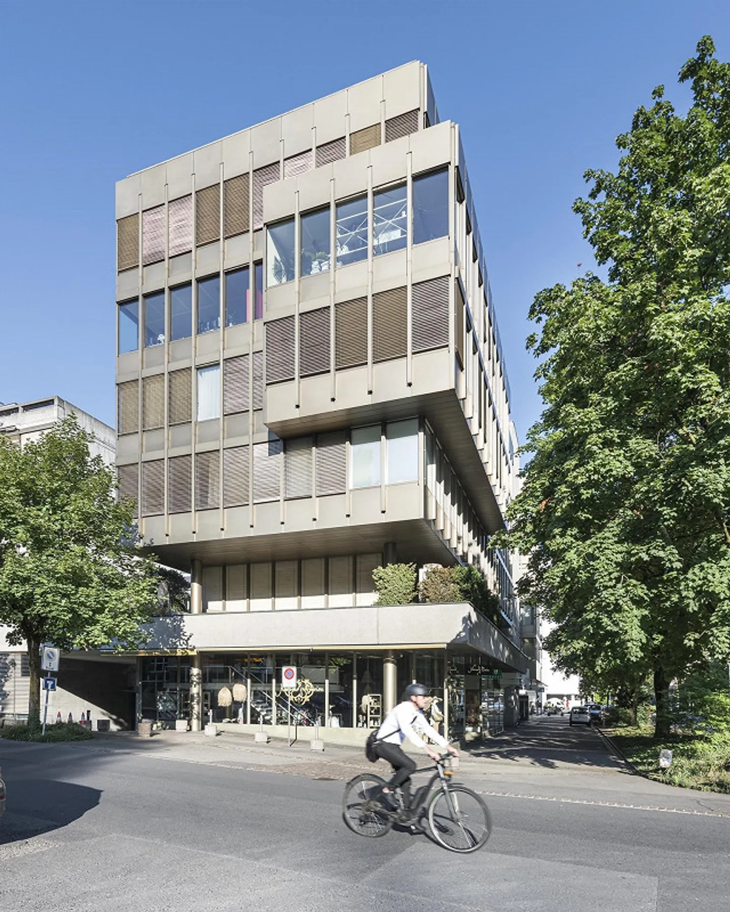 Hier werden Sie bedient!  Verkaufs-Ladenlokal in der Stadt Zug - Photo 2 of 7