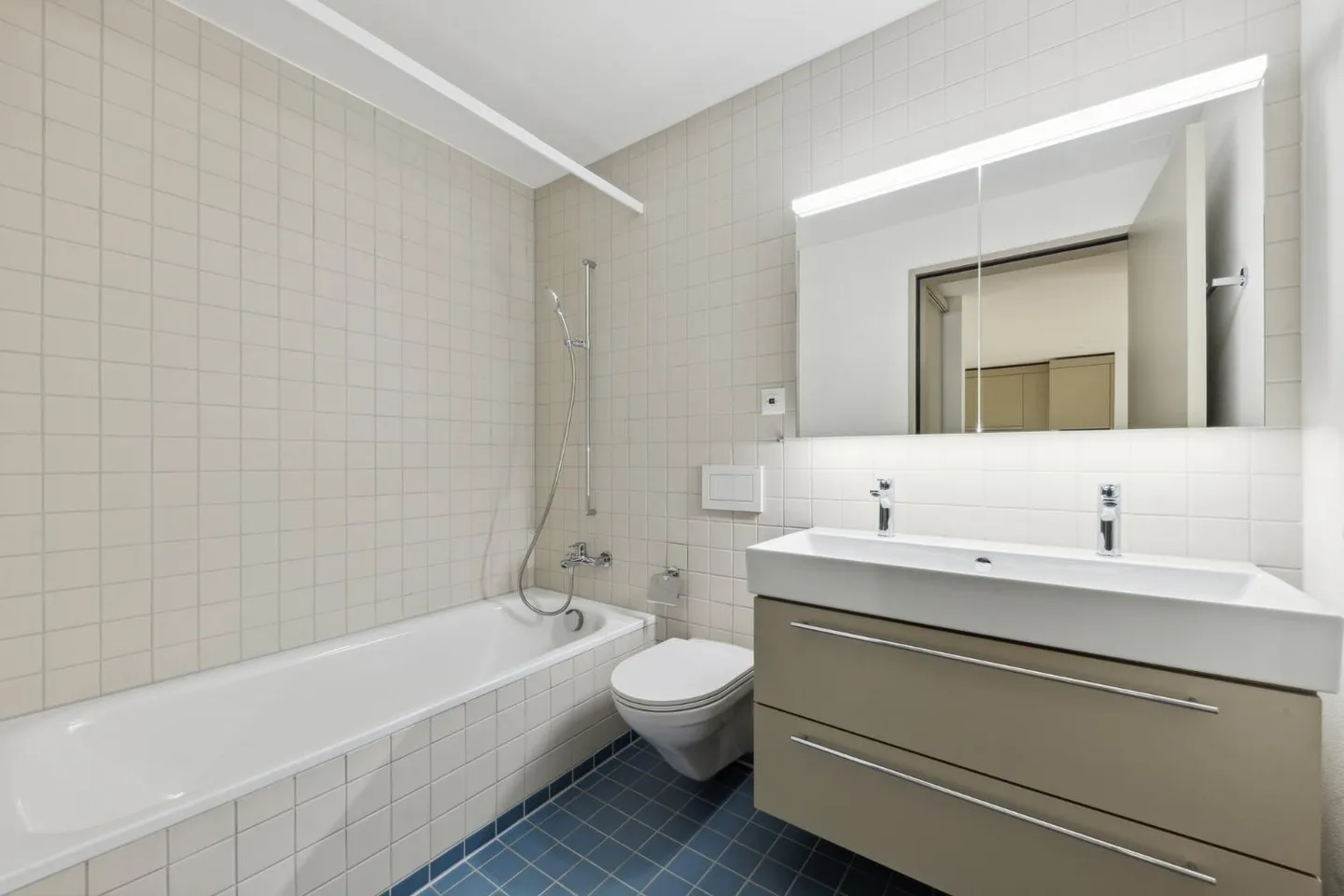 Appartamento attraente di 4,5 stanze in una posizione tranquilla e ben curata a Dübendorf - Foto 3 di 8