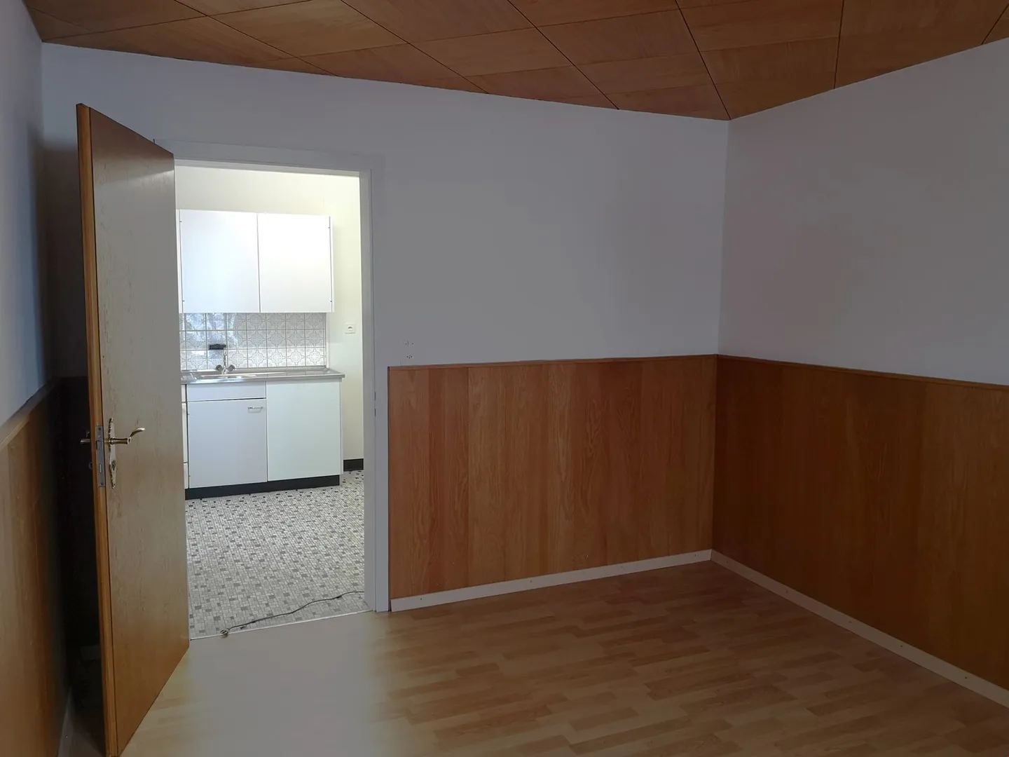 Teilweise renovierte Wohnung, 1. Stock, sofort verfügbar - Foto 5 von 14