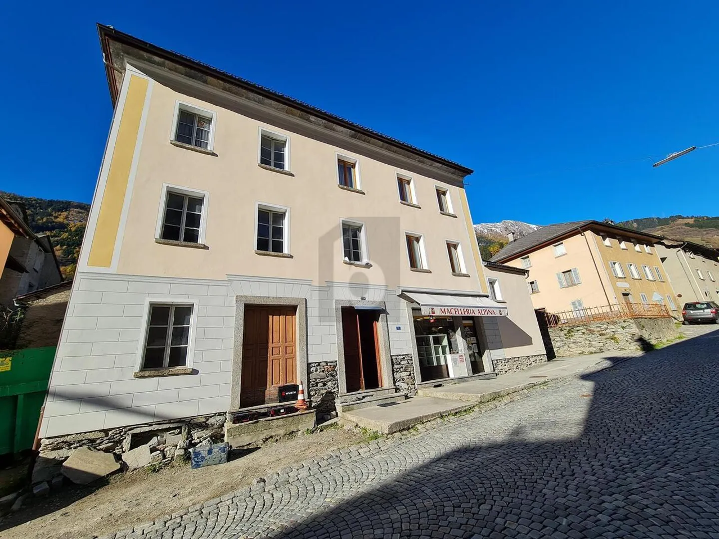 In the center of Mesocco - Photo 1 of 5