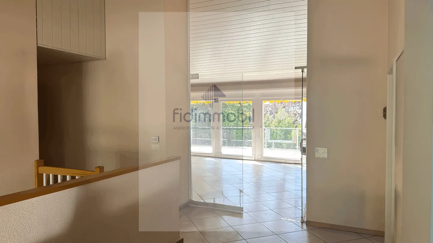 Family villa with panoramic views of the lake and the Alps - Photo 2 of 21
