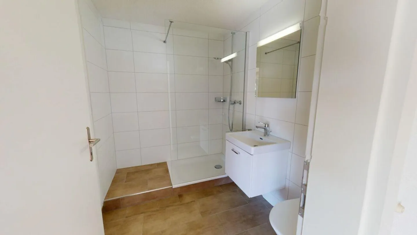 Appartement moderne 2.5 pièces avec grande terrasse - Photo 3 sur 6