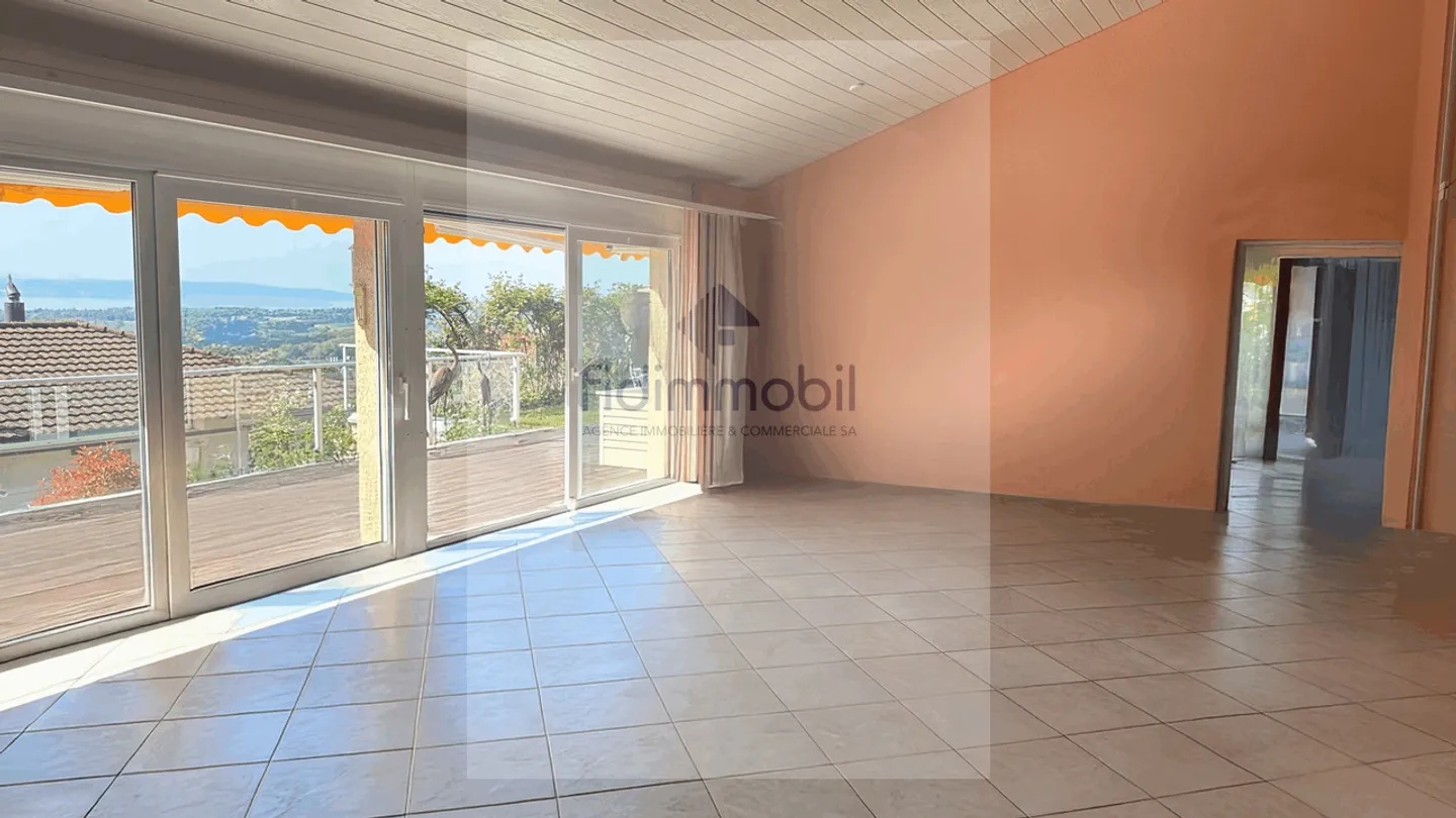 Family villa with panoramic views of the lake and the Alps - Photo 3 of 21