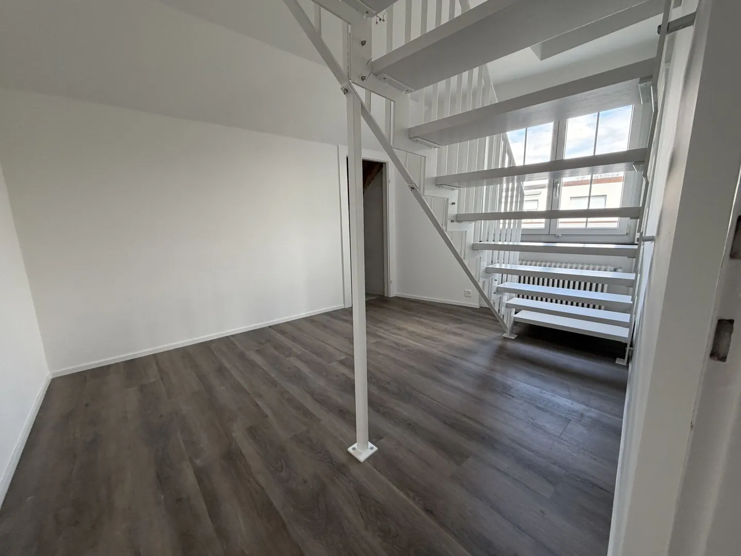 Luminoso completamente ristrutturato appartamento duplex 3.5 camere al 2° piano - Foto 3 di 10