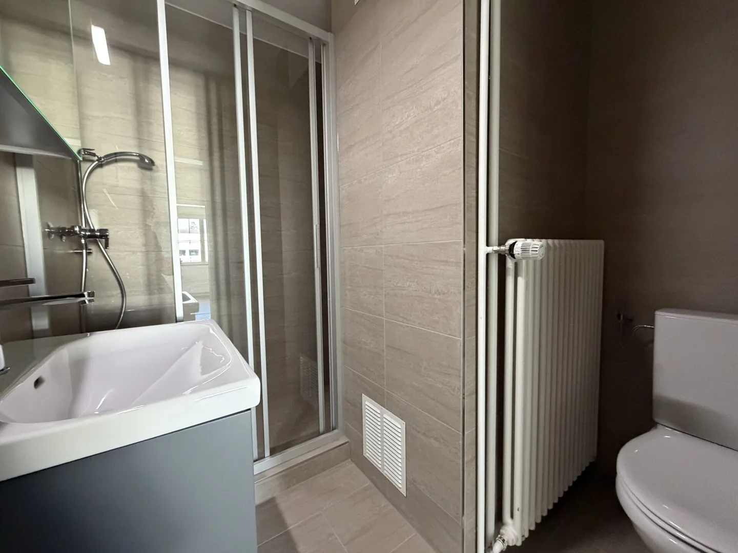 Luminoso completamente ristrutturato appartamento duplex 3.5 camere al 2° piano - Foto 7 di 10