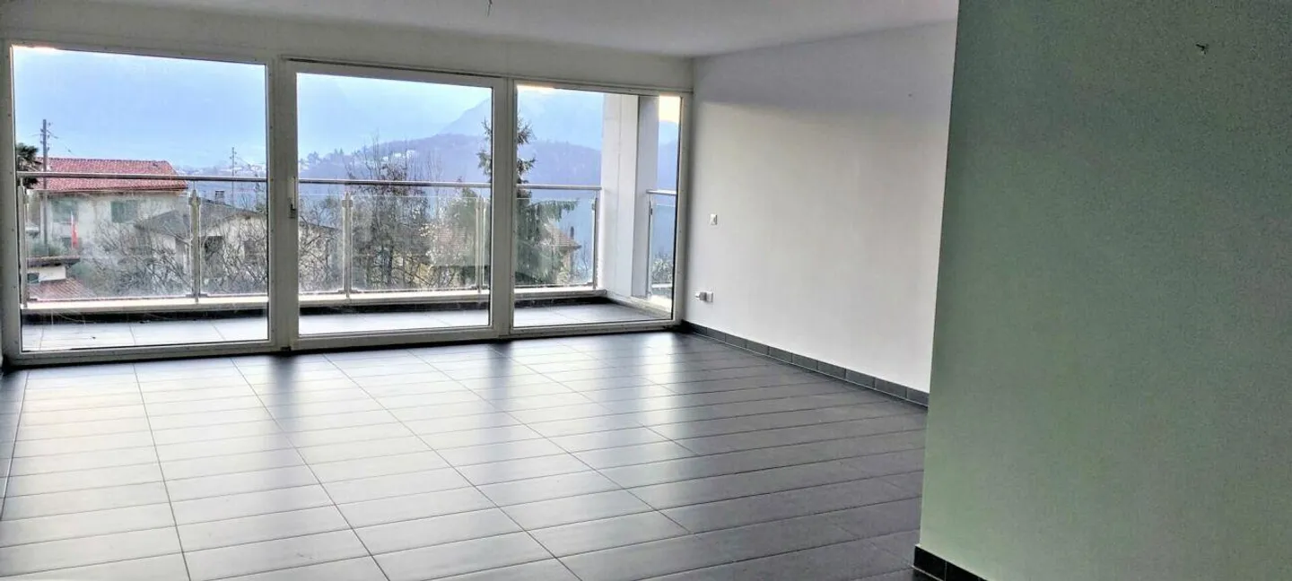 Duplex con Vista Aperta e Giardino - Foto 3 di 16