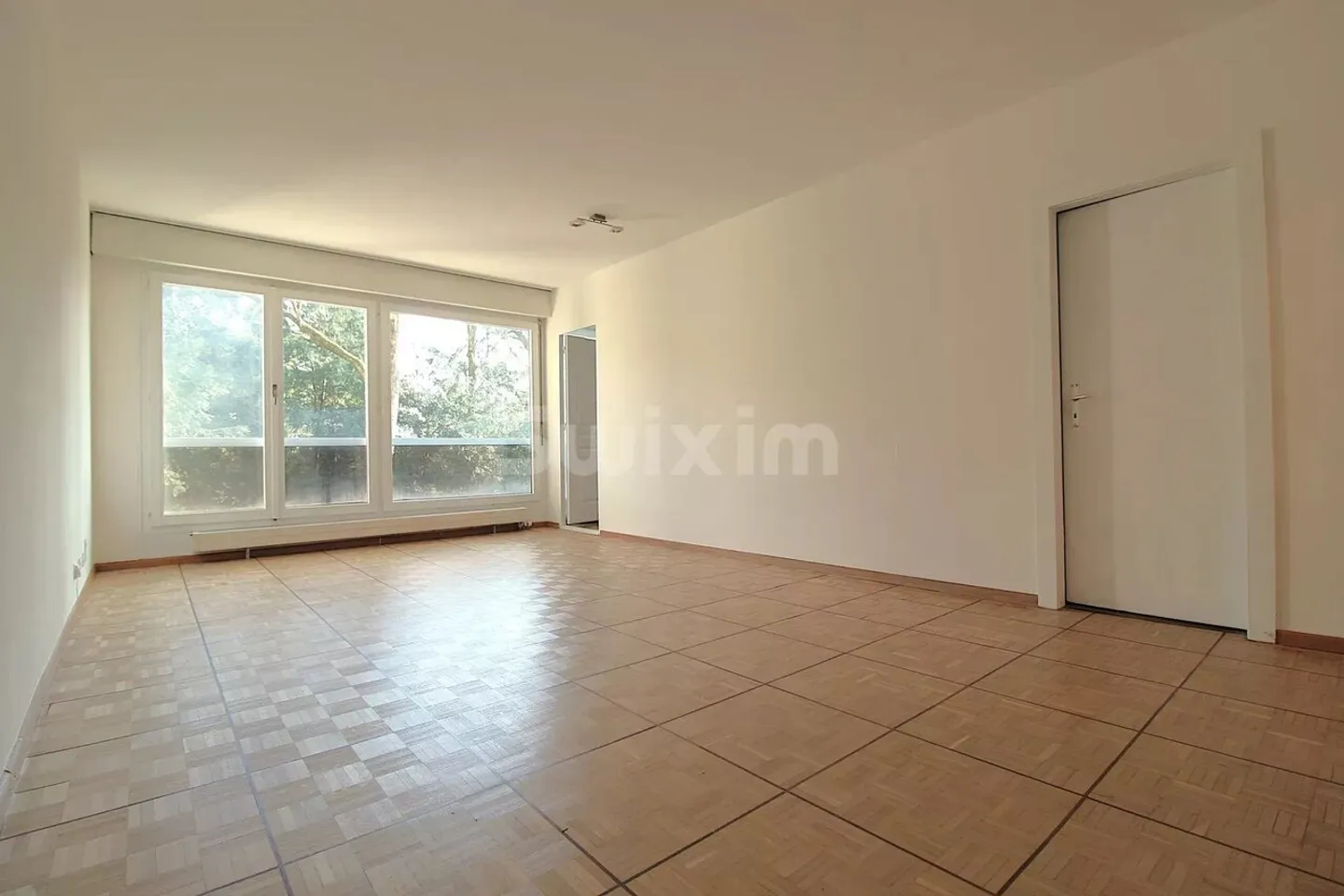 2.5 rooms ideally located - Photo 2 of 6