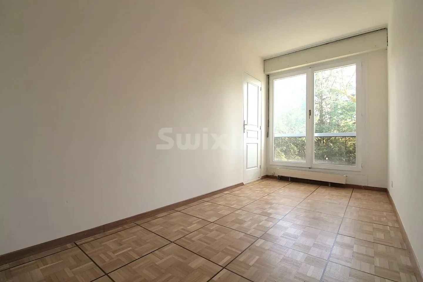 2.5 rooms ideally located - Photo 3 of 6