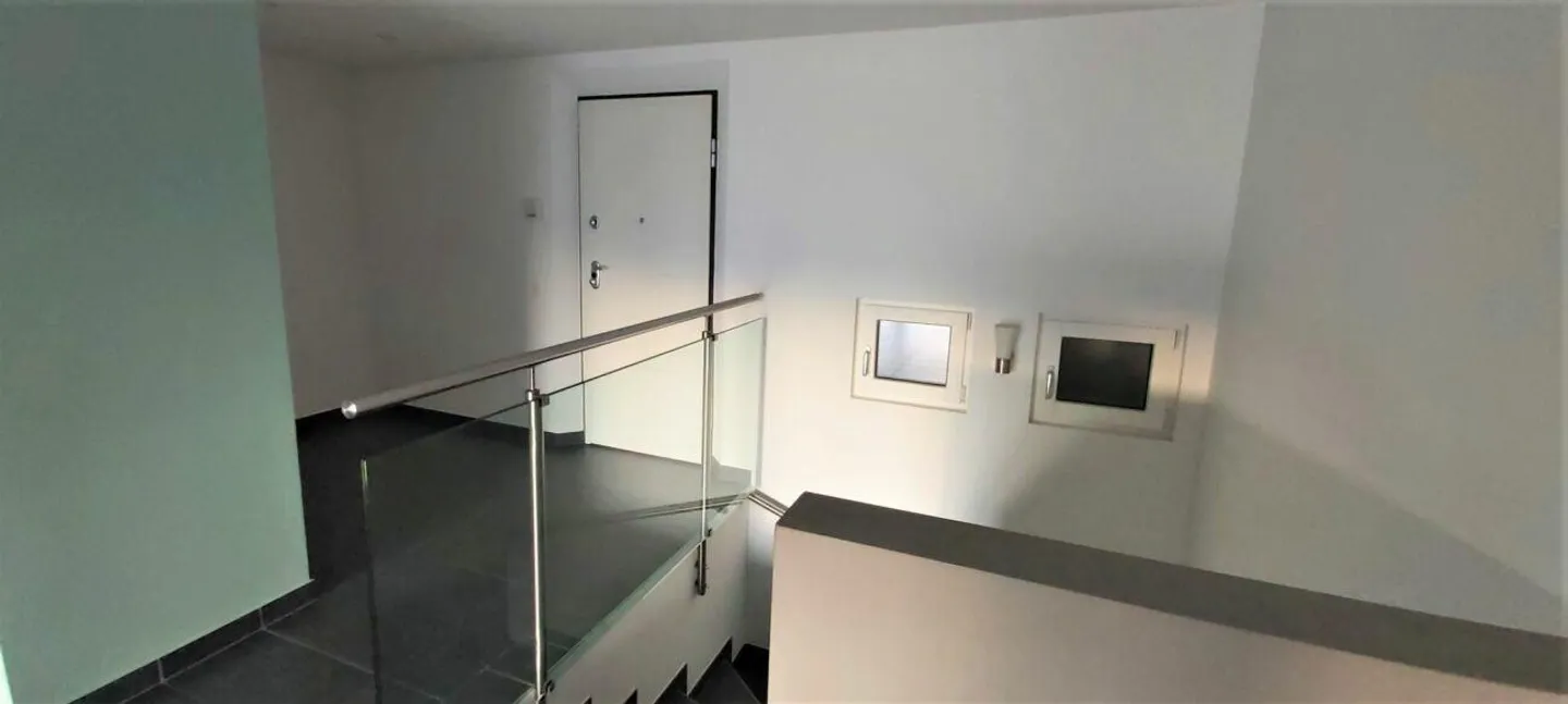 Duplex con Vista Aperta e Giardino - Foto 4 di 16