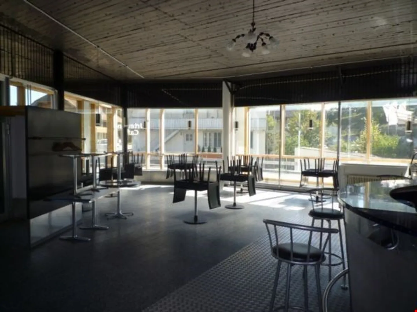 Magasin / Exposition avec de grandes vitrines - Photo 4 sur 10