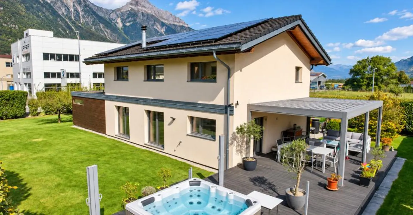 PERFEKT GEPFLEGTE EINZELVILLA MIT GROSSEN GARTEN - Foto 1 von 11