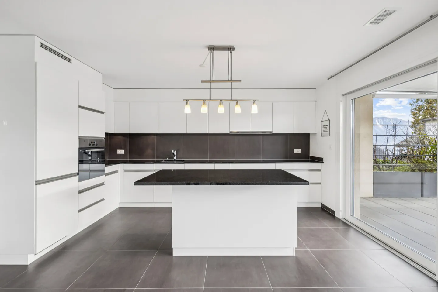 Wunderschöne Wohnung mit privatem Garten und großer Terrasse - Foto 5 von 13