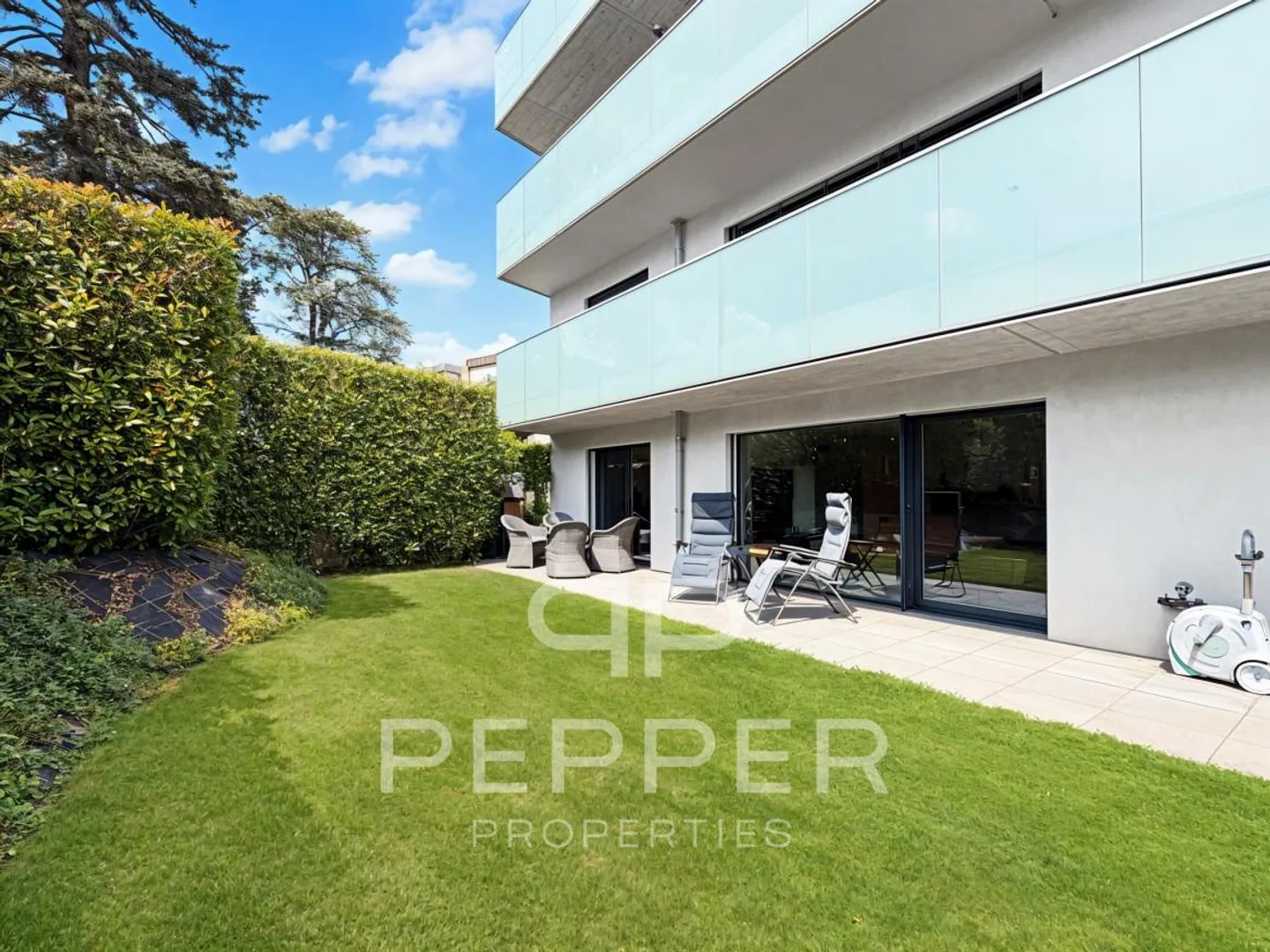 Elegant Apartment with Garden - Photo 12 of 13