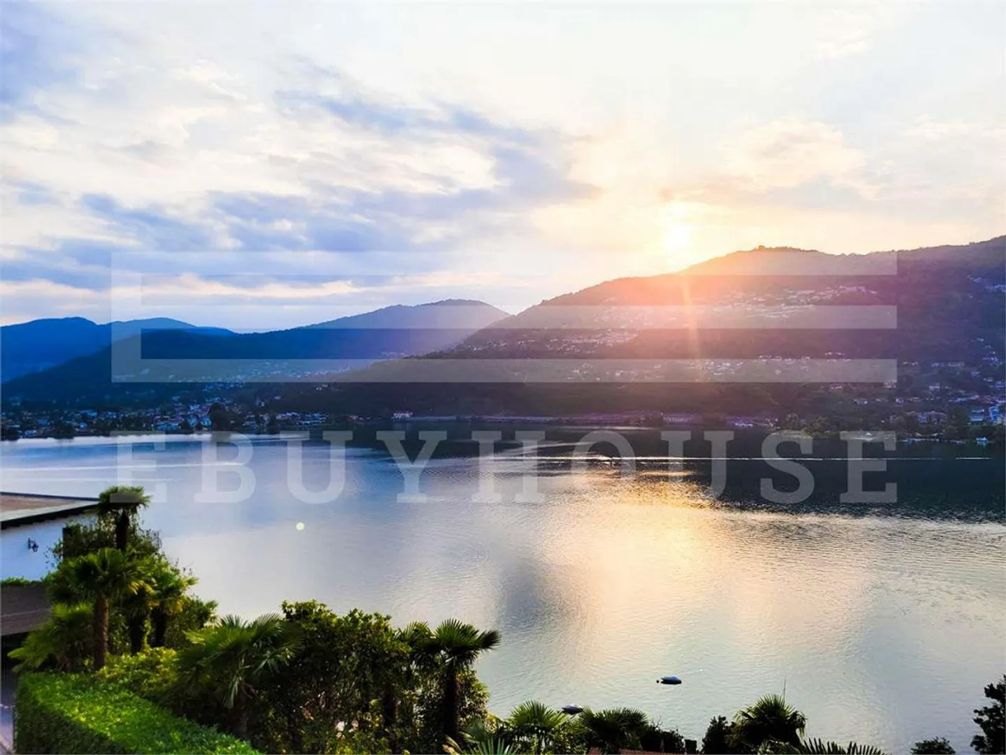 PENTHOUSE RAFFINATO CON TERRAZZA SUL TETTO E VISTA SUL LAGO - Foto 2 di 9